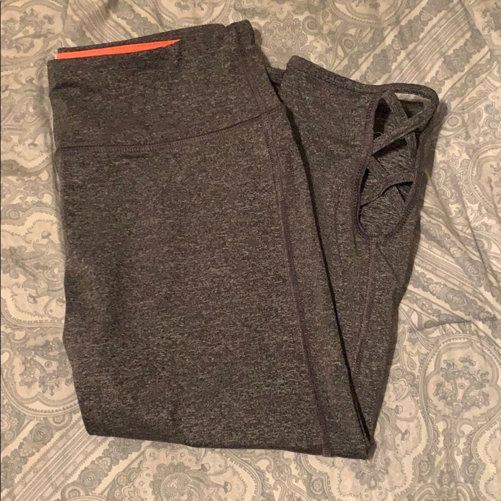 Cropped Leggings With Criss Cross Design